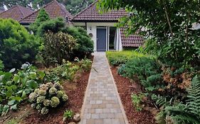 Ervaar Vredige Rust In Deze Charmante Knusse Bungalow